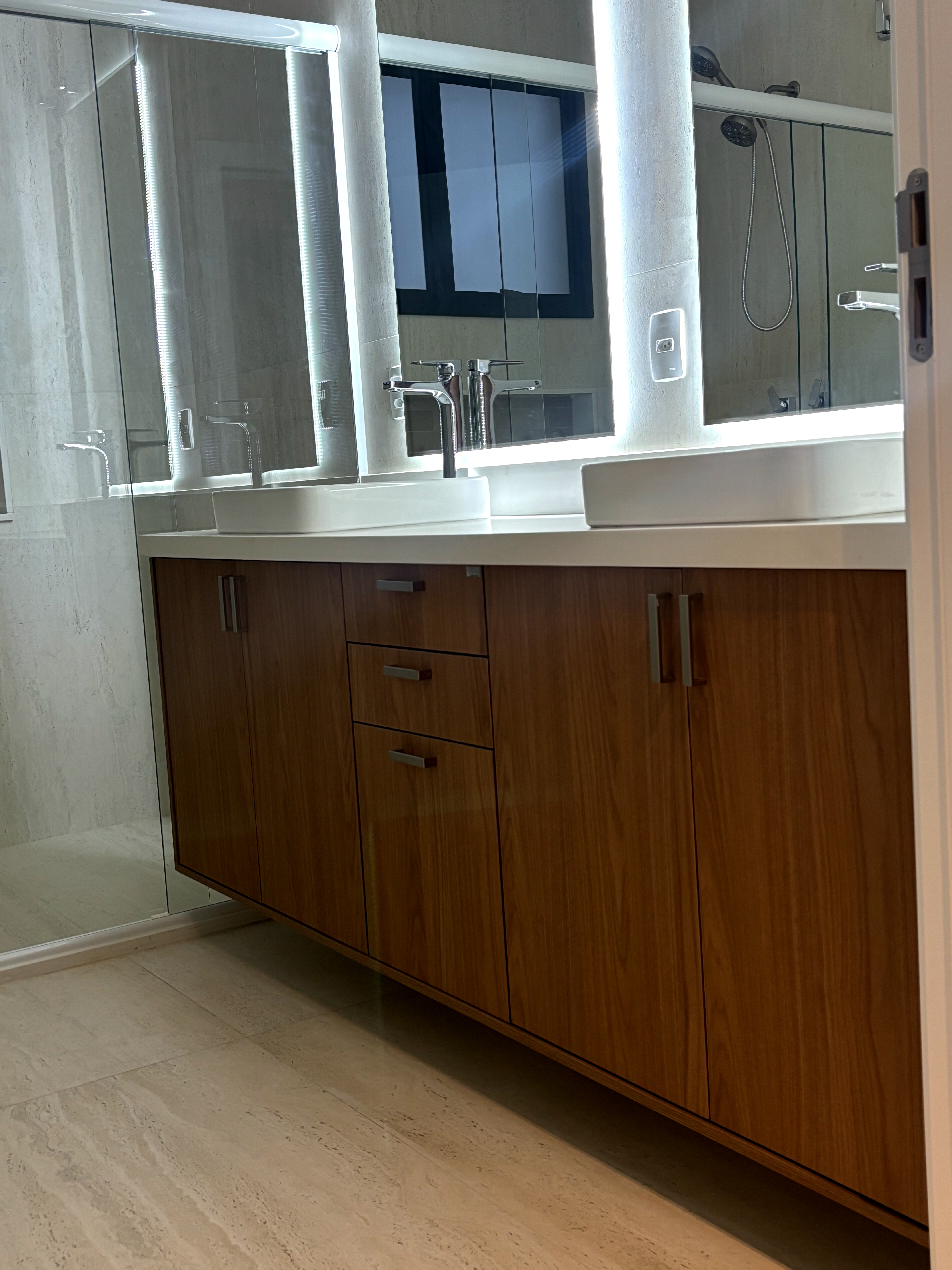 Gabinete duplo em madeira natural com duas cubas de semi-encaixe, espelheira com iluminação LED lateral